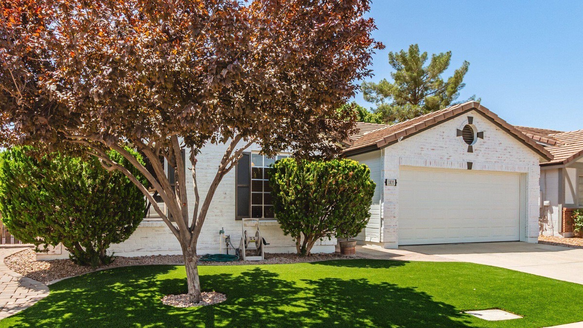 Val Vista Lakes House | Stylish Val Vista Home | 3BR + Yard & Putting Green