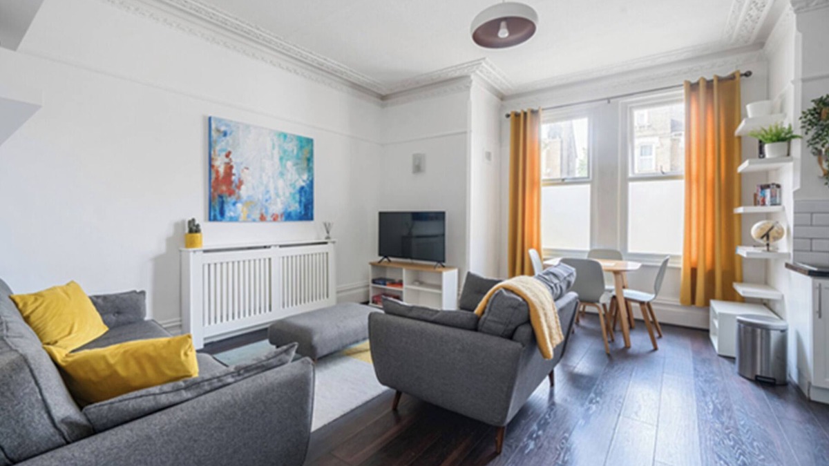 Croham House | Stylish Victorian Flat | 3 Min Walk to Station
