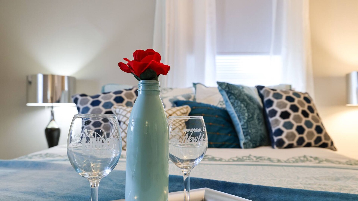 Pittston House | Stylish Victorian Oasis Great Location 2 Queen Beds close to Airport