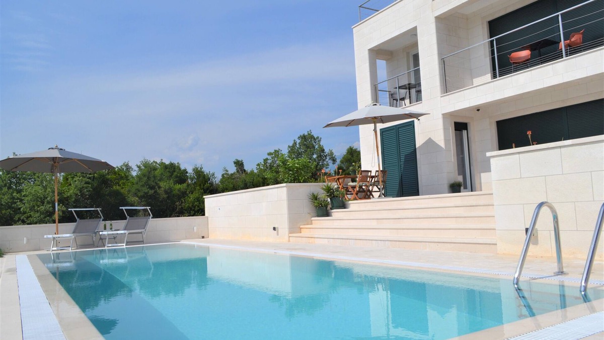 Neodi Villa | Stylish villa with a pool