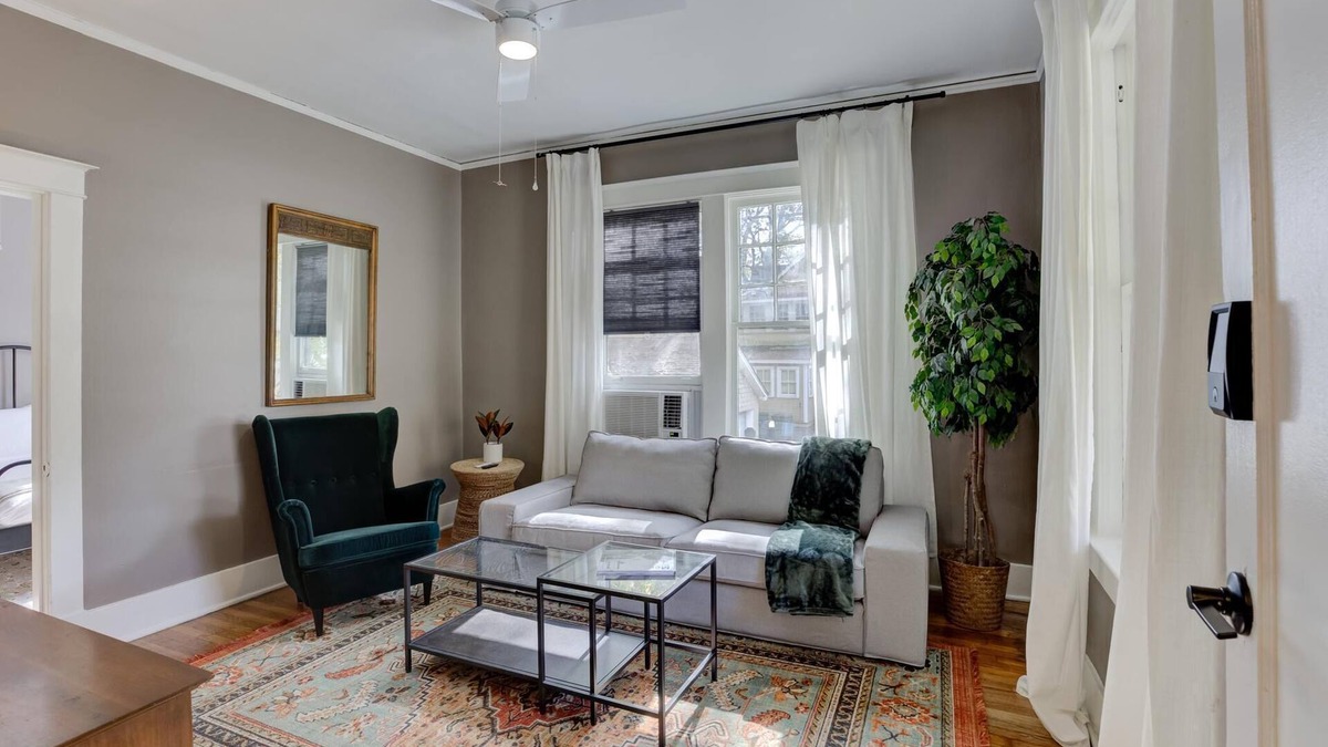 Midtown Apartment | Stylish Vintage Apartment in Midtown Close to All!