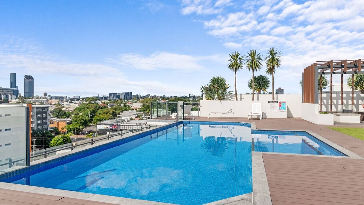 West End Apartment | Stylish West End Stay with Rooftop Pool & BBQ