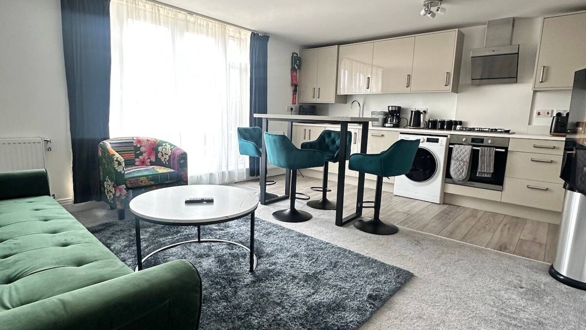 Woking Apartment | Stylish Woking Stay + Parking