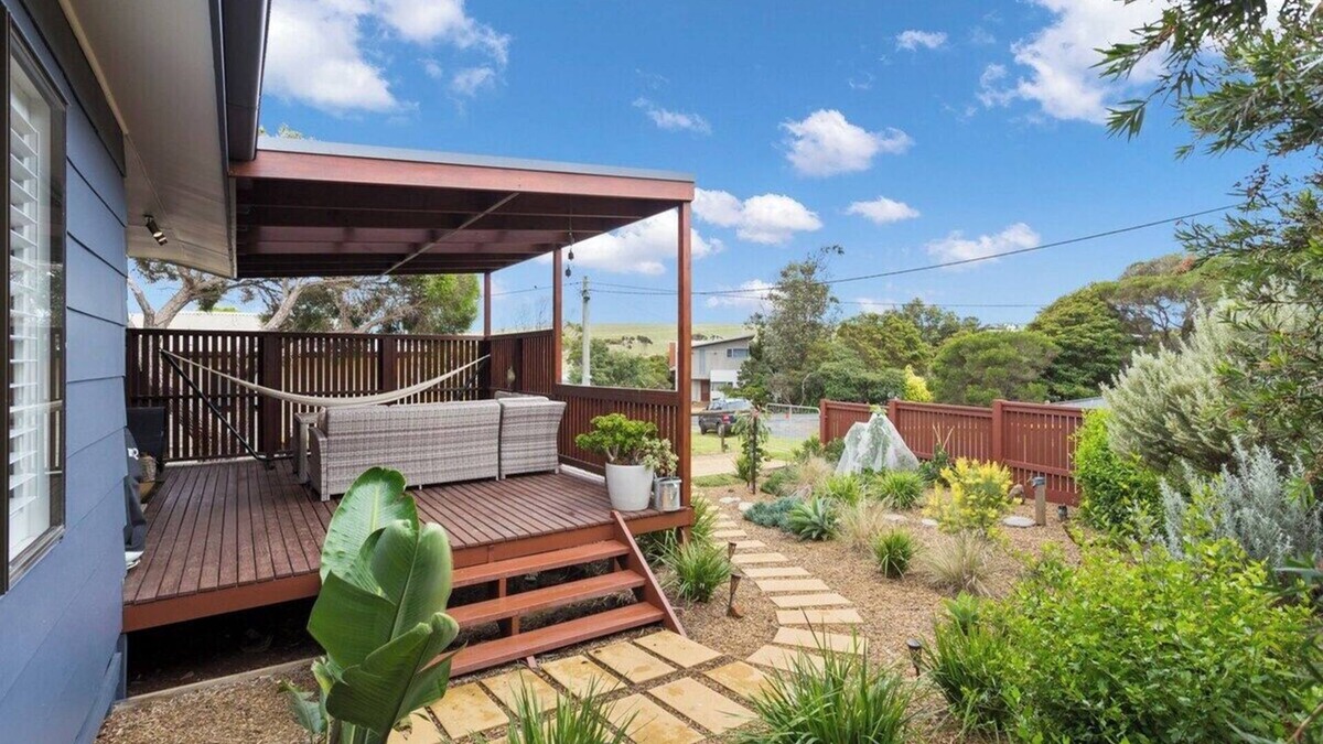 Smiths Beach House | Stylish Zen Bungalow w/Firepit + Walk to Beach!