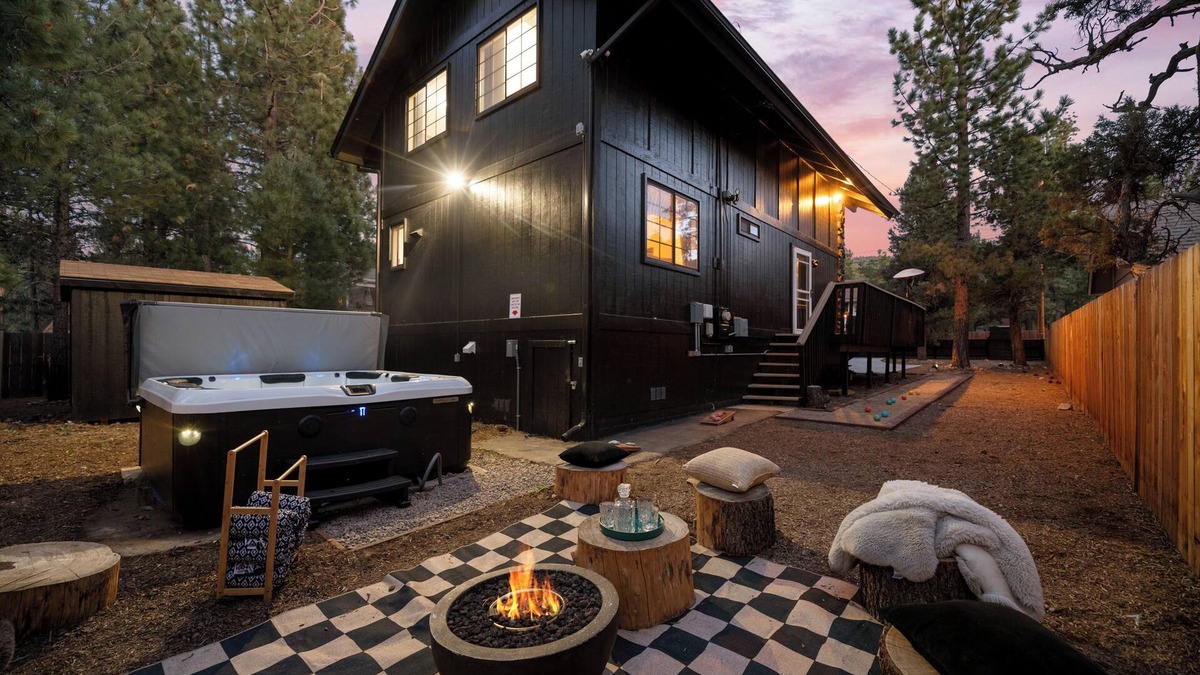Meadowbrook Estates Cabin | StylishCabin, HotTub,FirePit,GameRm, 10Beds,EV,BBQ