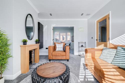 Bedford Apartment | Stylishly decorated 3 bed house presented by Our Home Short Stays comfortable beds with crisp linen and plenty of outdoor space to enjoy