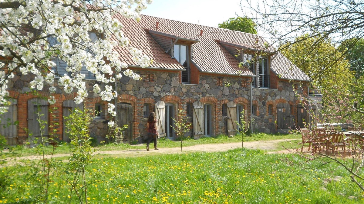 Hirschfelde House | Stylishly furnished fieldstone barn with dining room and terrace by the village pond