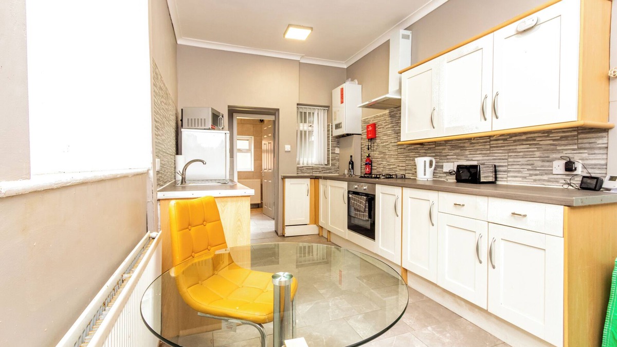 St Helens House | Stylist 4 bedrooms house close to Railway Junction NHS entrance Tesco Morrisons