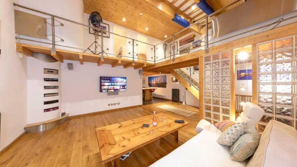 West Ashling House | Stylist Split Level 2 Bed with Parking