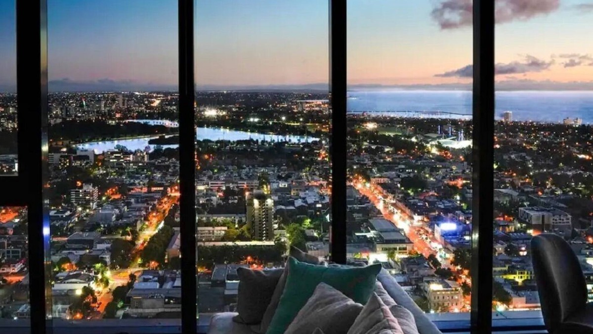 Southbank Apartment | Suave spacious amazing views high above the cityn