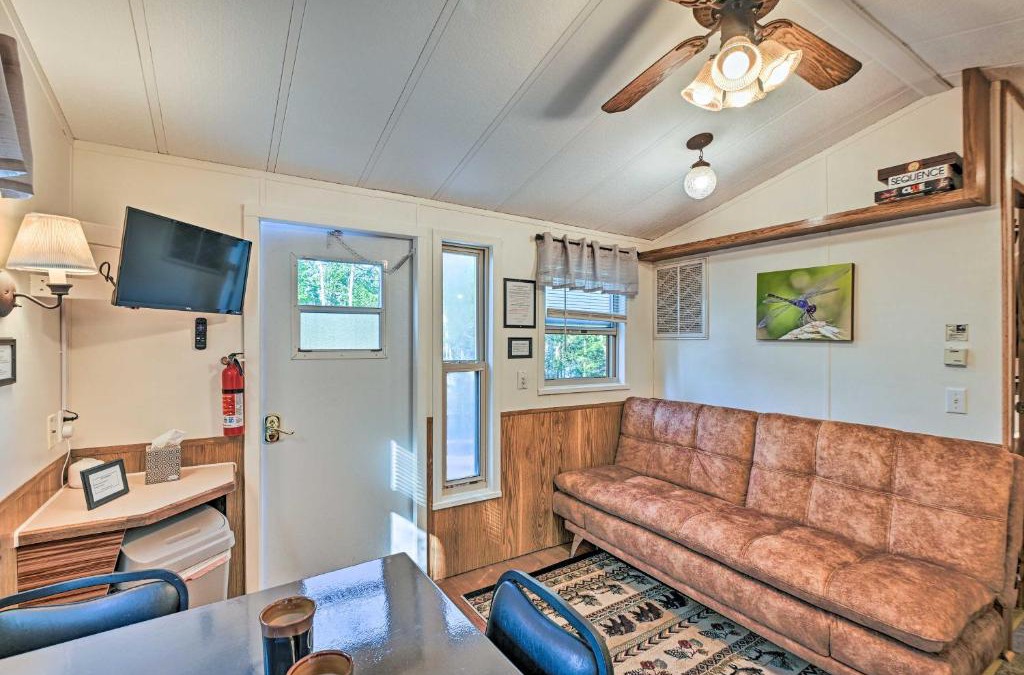 Lincoln House | Sublime Dragonfly Cottage with Lake Access!