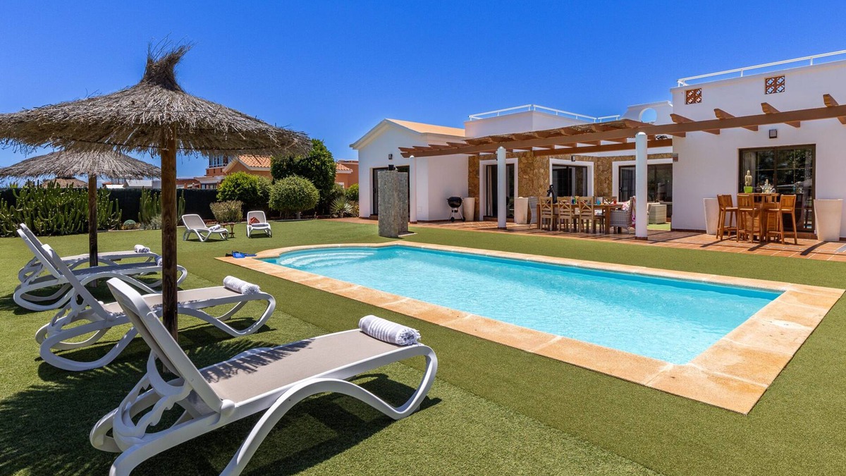 Caleta de Fuste Villa | Substantial Villa for 6/8 people with outdoor covered terrace, pool and gardens