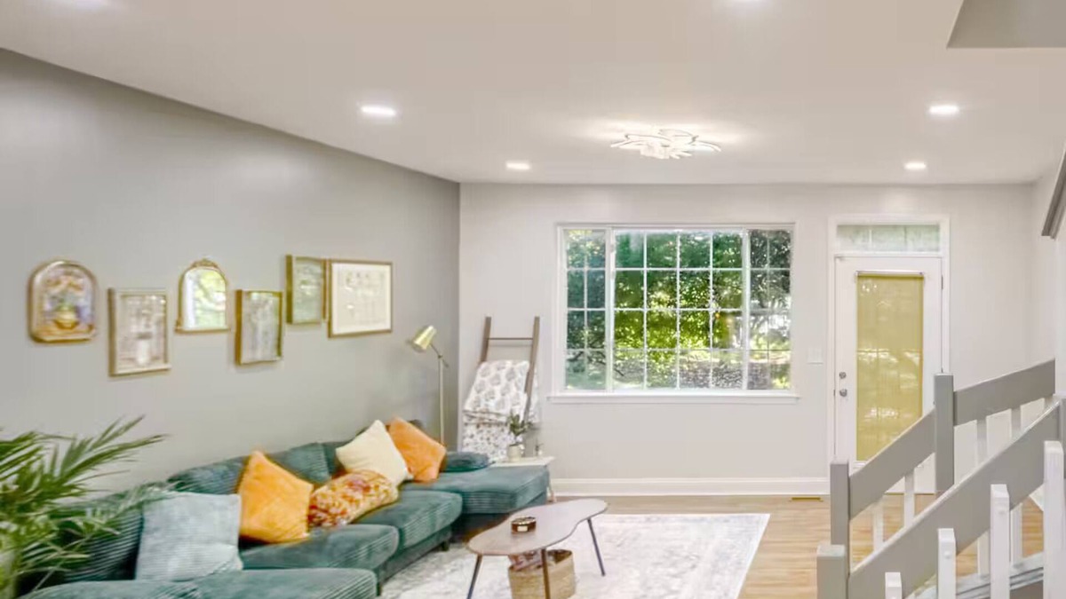 Bloomingdale House | Suburban Comfort Just 35 Min from Downtown Chi