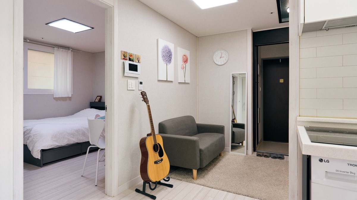 Hwagok-dong Villa | [Subway 3min] Spacious Villa w/Living Room & Bed Room Close to Hongdae