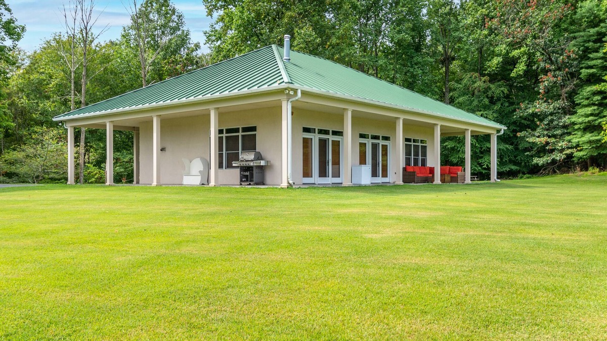 Urbana House | Sugarloaf Mountain Retreat- Explore a 300 Acre Estate, Hiking, Golfing, Biking