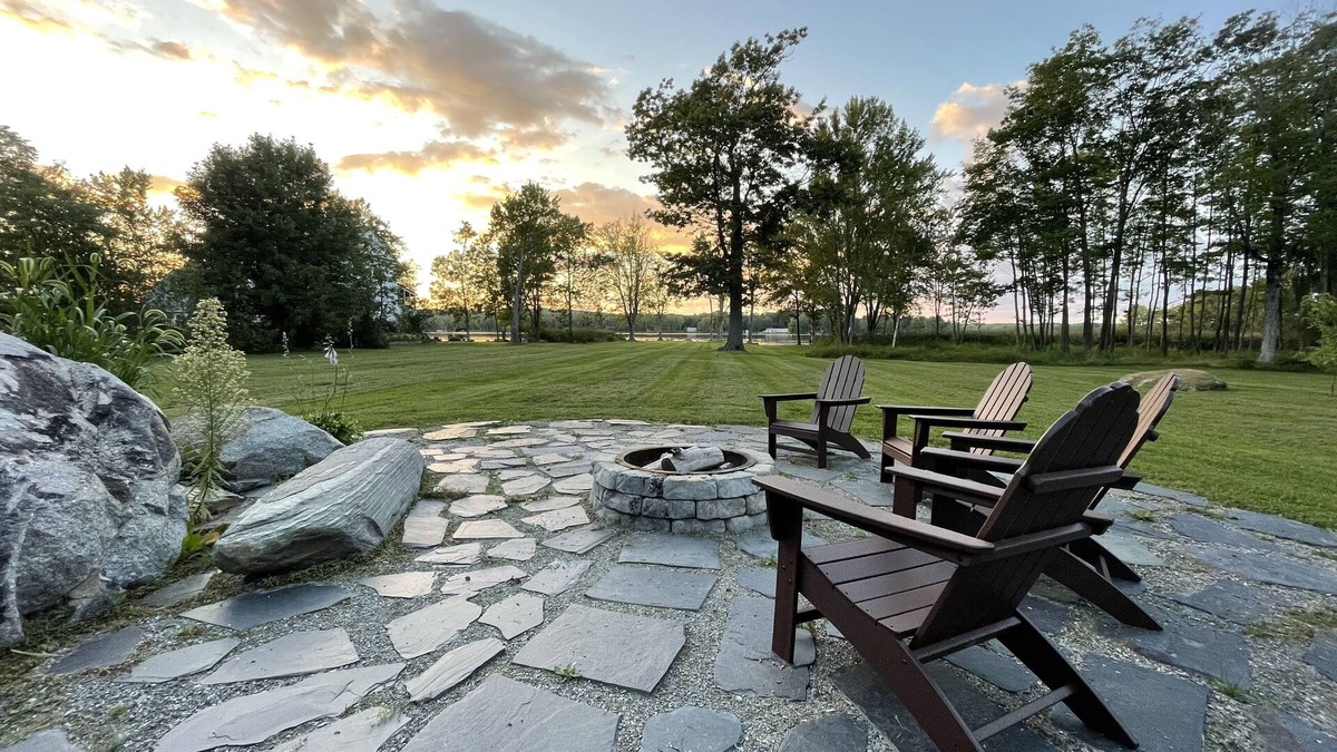 Newport House | Sugarmaple Lakehouse; Cozy 2.6 Acre Lakefront Retreat