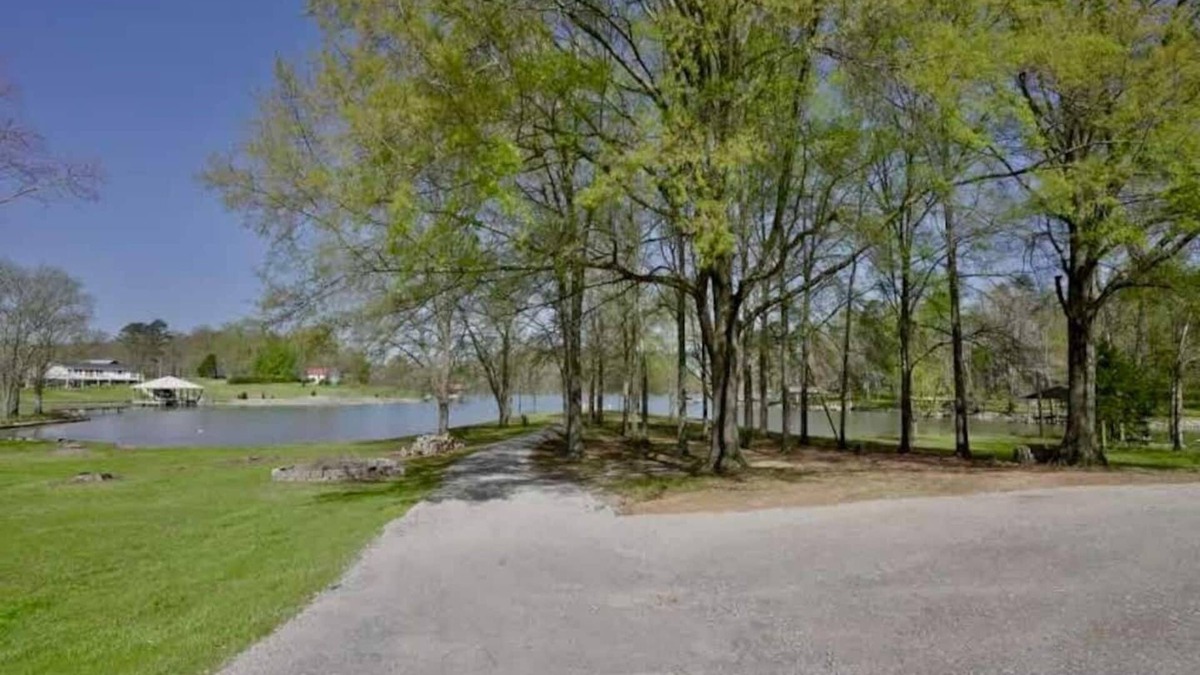 Ten Mile House | Sugarwood Boathouse