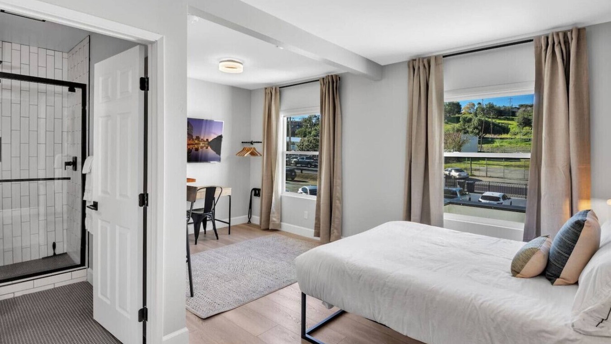 Vista Apartment | Suite#06 · Large room. Queen Bed. Workspace. ❤ of Downtown
