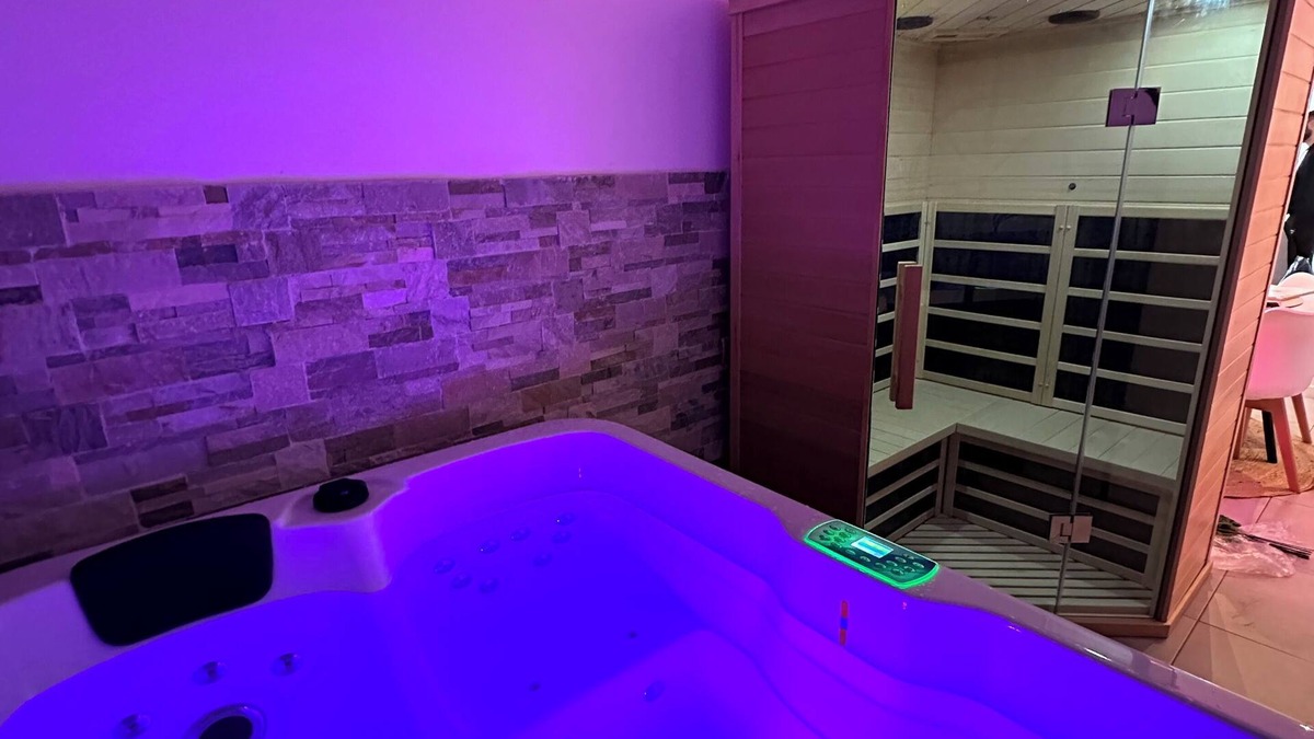 Esbly House | Suite 110 : Jacuzzi & Sauna Privatisé Avec Suite