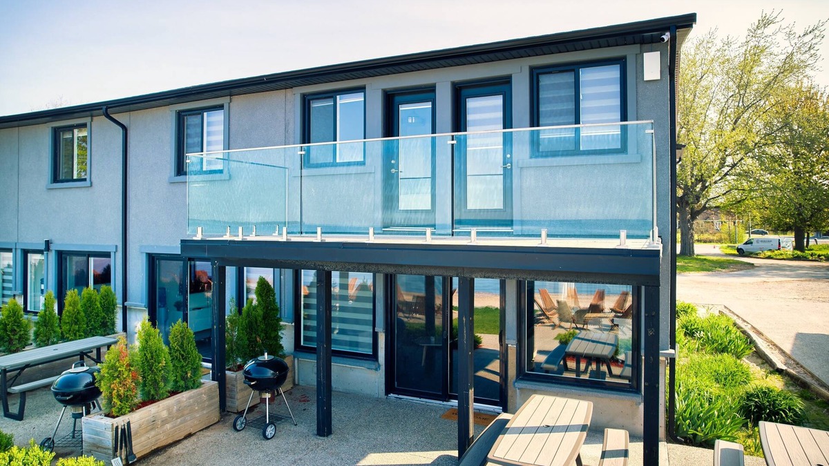 Wainfleet Cottage | Suite 200: Spacious Beachfront Townhouse