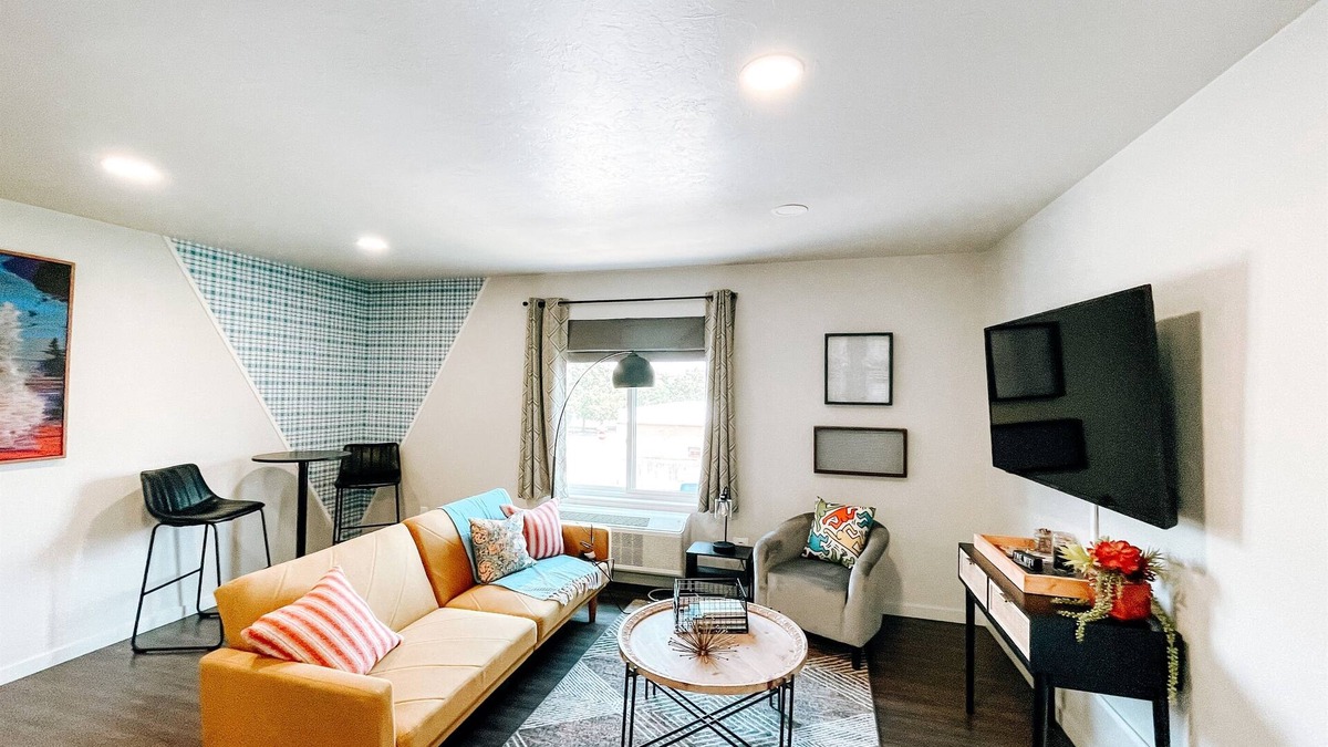 Midtown Apartment | Suite #23 Modern One Bedroom in Midtown, OKC!