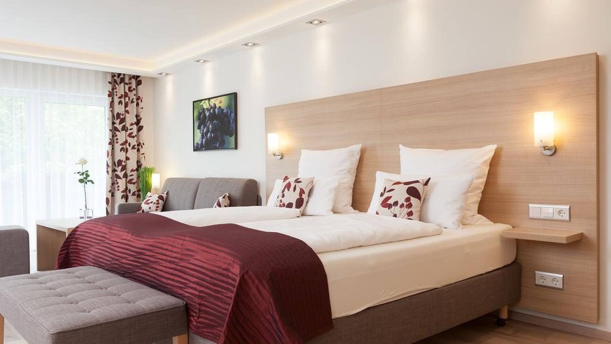 Mengen Apartment | Suite, 34qm, mit Boxspringdoppelbett, Badezimmer, Flachbild-TV und Südbalkon