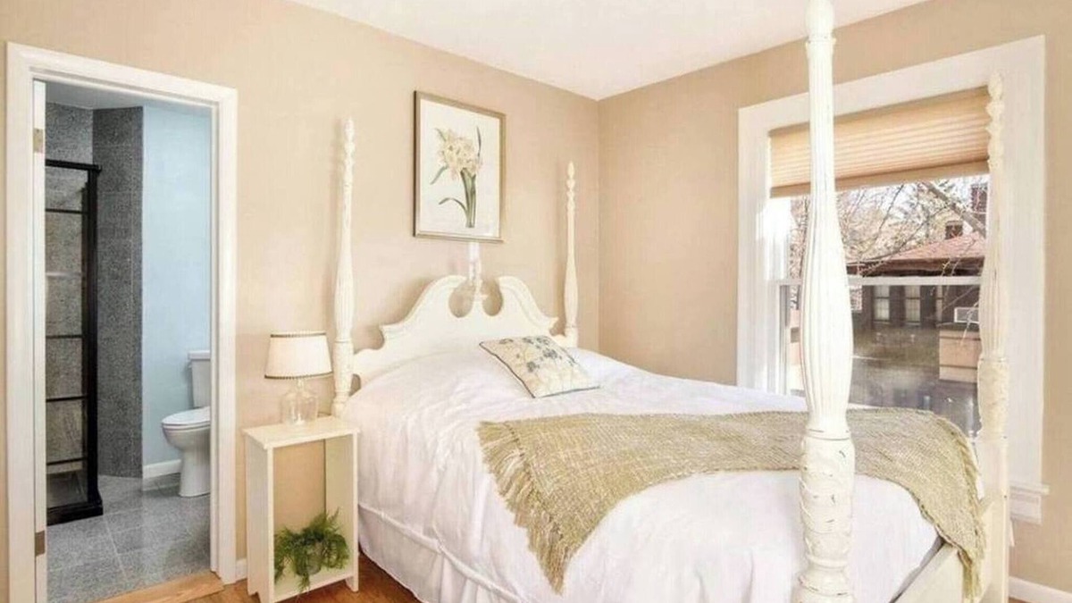 Fountain City House | Suite #4 – Elegant River Suite w/Seating Nook
