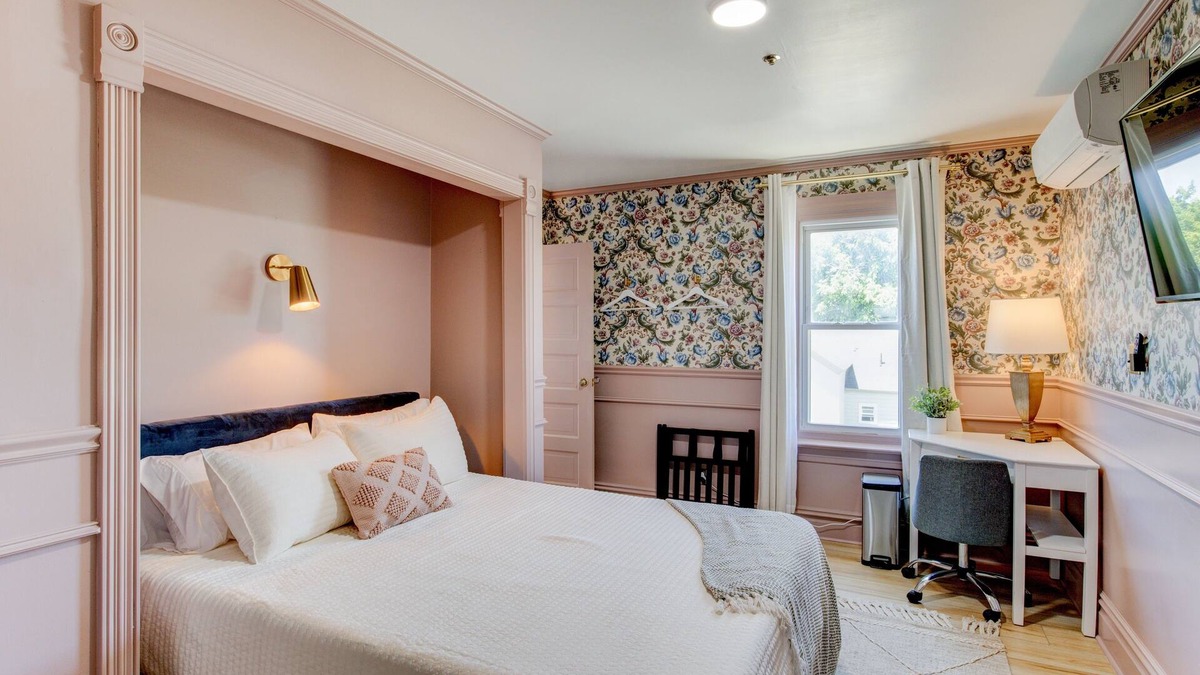 Springville Hotel | Suite 4 | Historic Art City Inn