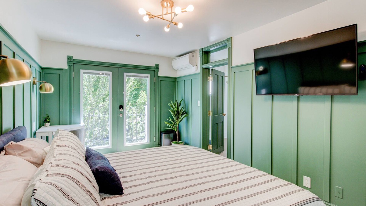Springville Hotel | Suite 9 | Historic Art City Inn