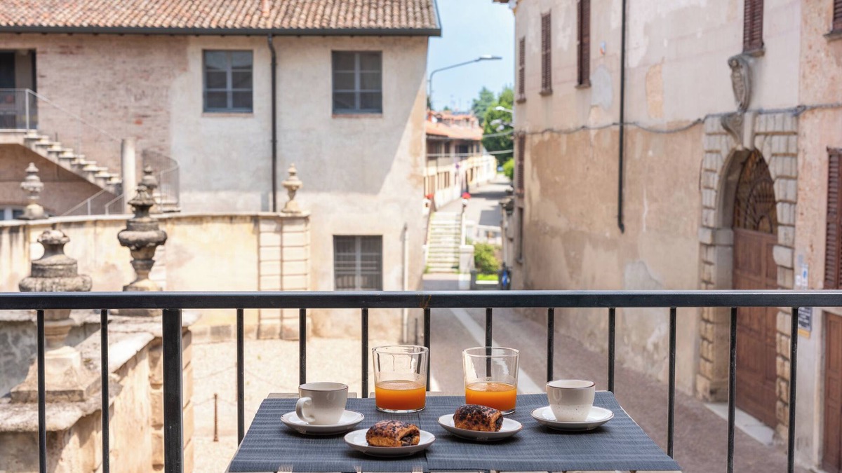 Robecco sul Naviglio Apartment | Suite apartment on Naviglio Castel view with balcony