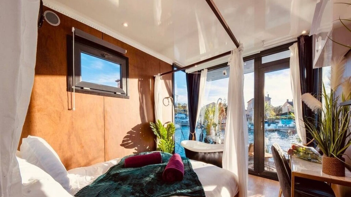Frejus Plage Boat Rental | Suite Bali : Cocon d'amour avec Baignoire « Patte de Lion » (Port Fréjus)