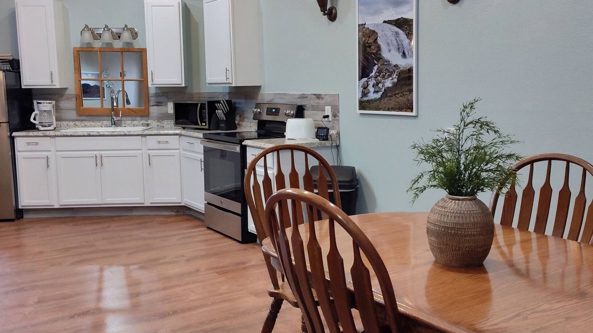 Valier House | Suite Country Downtown #1 Cozy and Relaxing just mintues from Lake Frances