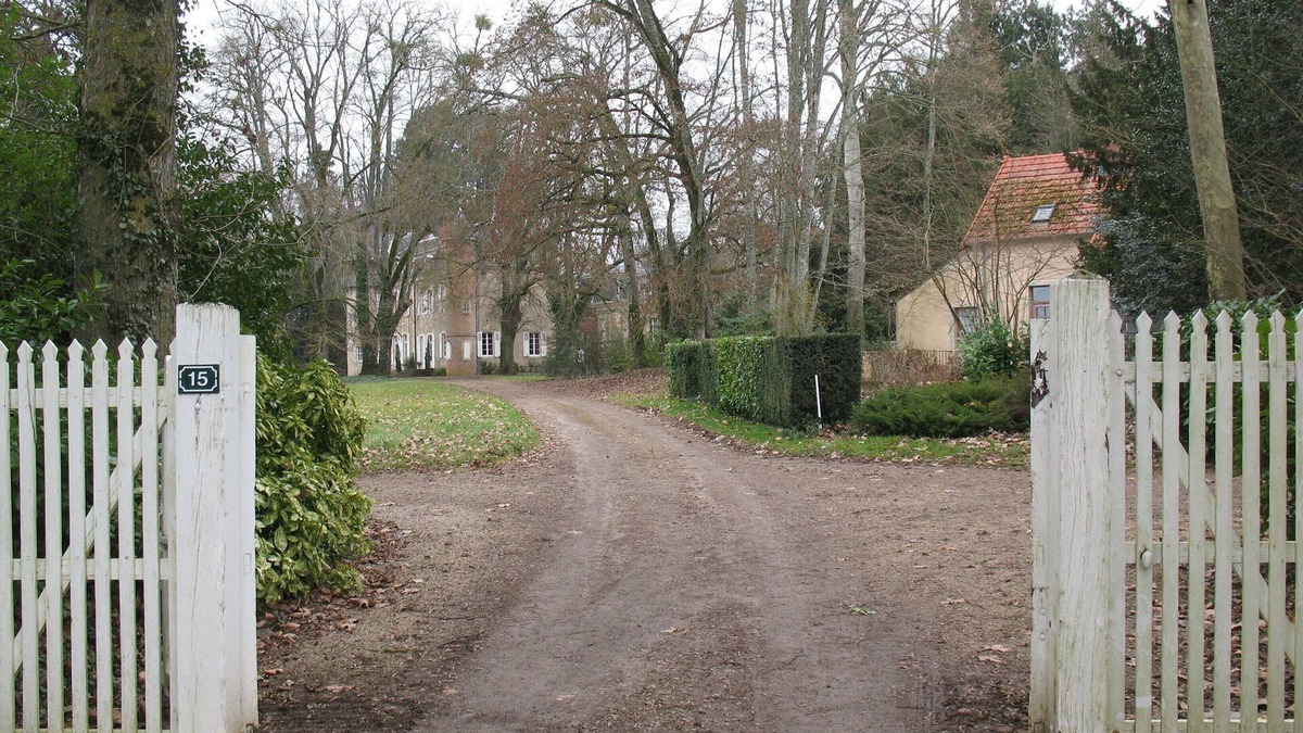 Ourouer-les-Bourdelins House | Suite de 2 Chambres Dans la Maison du Jardinier du Château de Chalivoy-la-noix