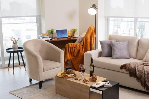 Santa Cruz Apartment | Suite Deluxe 2BR with Balcony And City Views