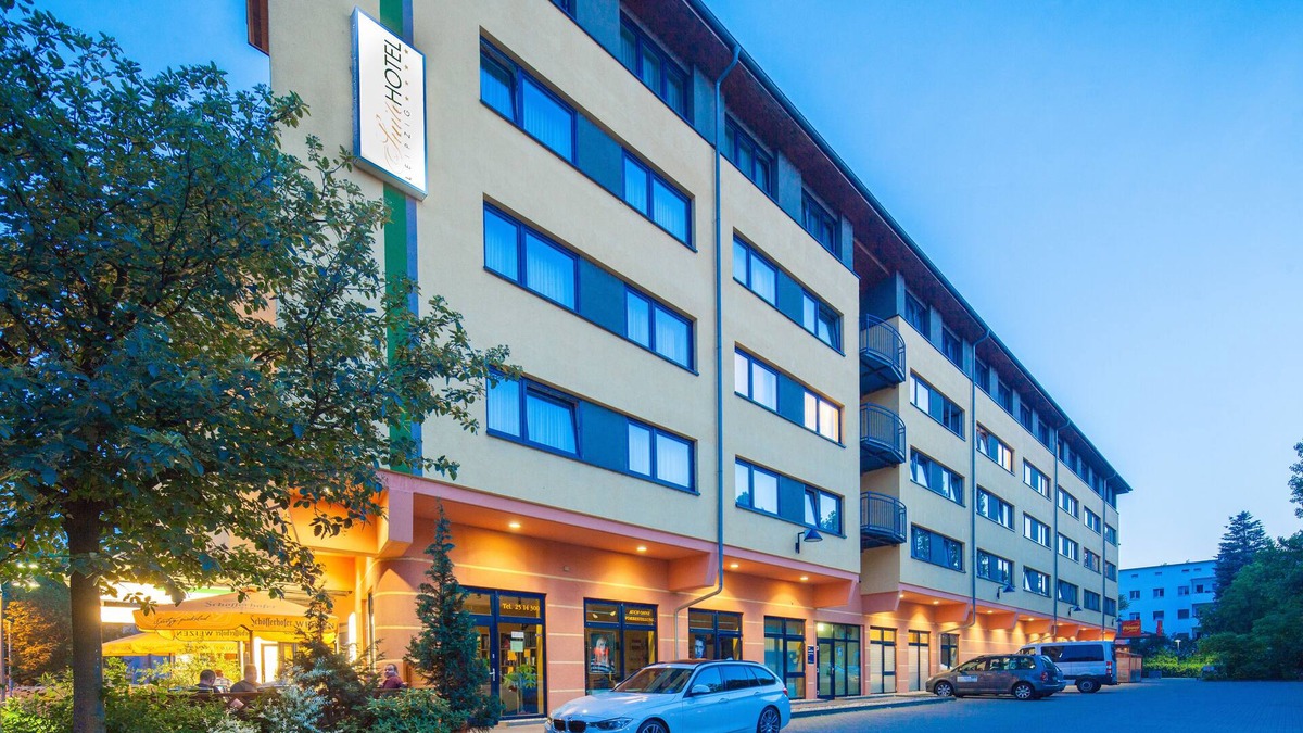 Ost Hotel | Suite Hotel Leipzig - Suite with kitchen/bathroom and 2 separate rooms