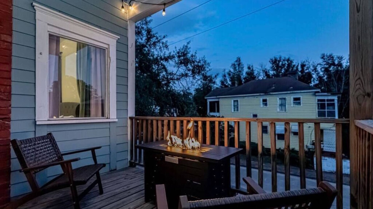 Metropolitan House | Suite in Heart of Downtown King Beds Forsyth Park - Upper