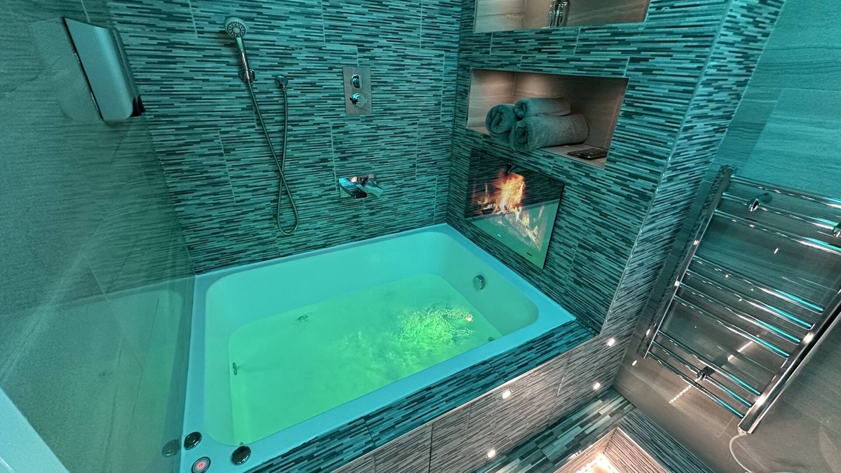 Bradford Apartment | Suite Jacuzzi at Livit Serviced Apartments