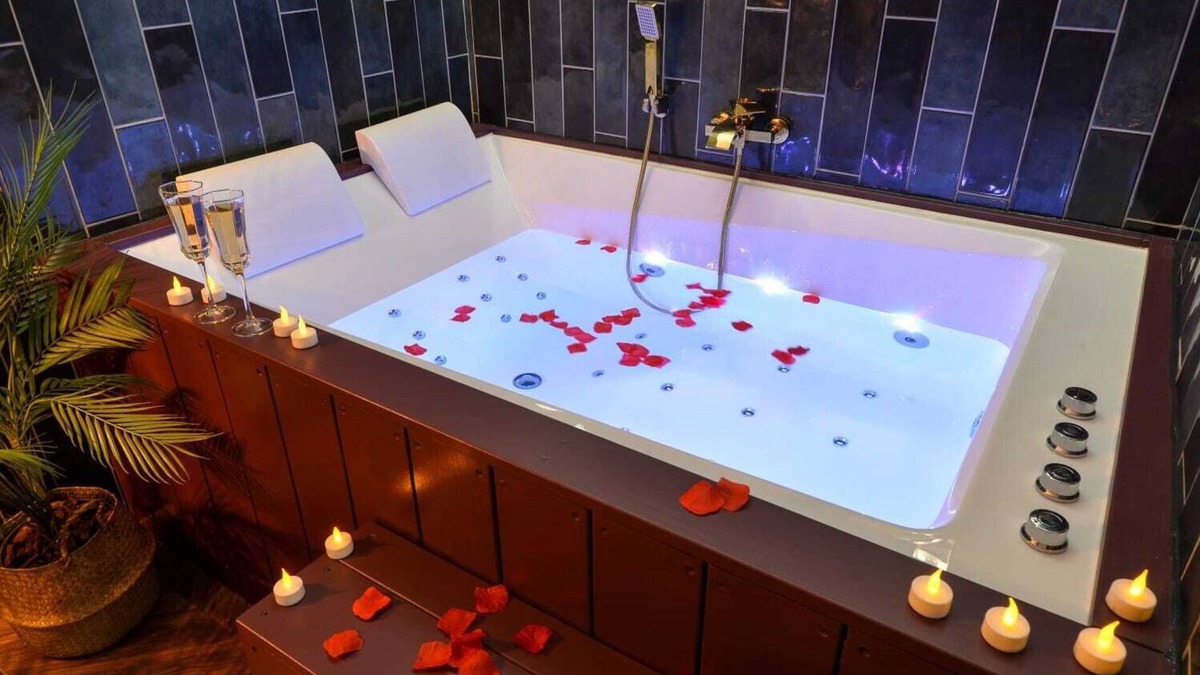 Republique - Tolstoi Apartment | Suite Jacuzzi, Chic et Romantique à 50 Mètres du Métro