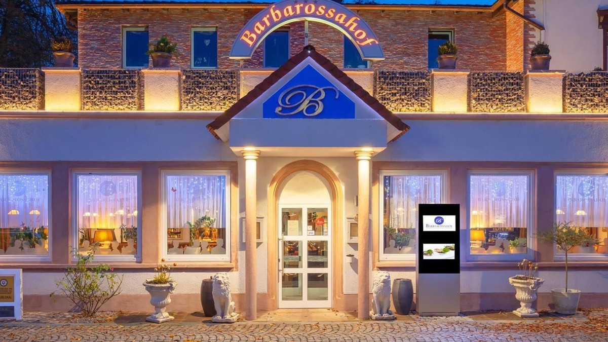 Kaiserslautern Hotel | Suite king-size bed, bath with shower, toilet - Hotel-Restaurant Barbarossahof