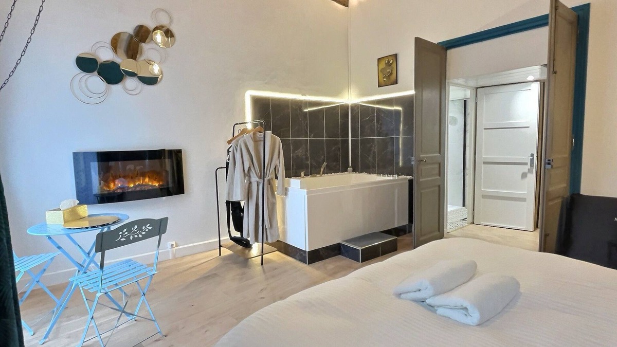 Arpajon Apartment | Suite Love - Jacouzzi - Table de Massage