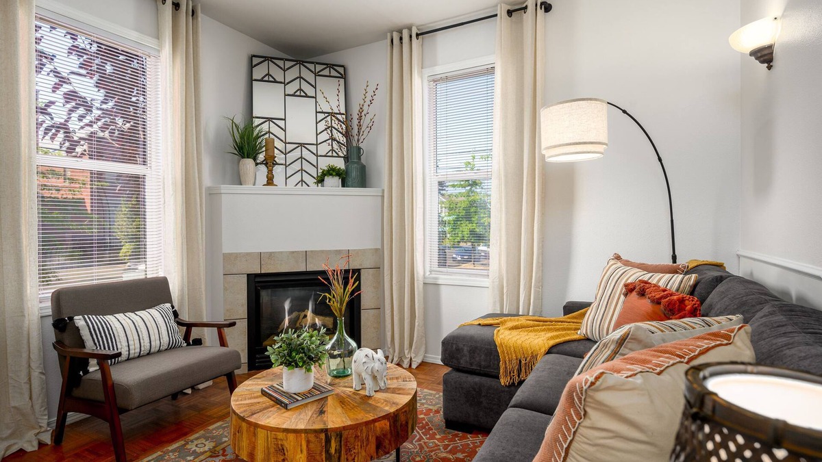 York Apartment | Suite Magnolia. Steps to Downtown & Breweries. Modern 2 bedroom apt w/fireplace.