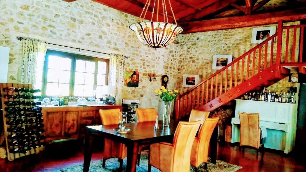 Savignac-de-Duras Bed & Breakfast | Suite Maison à votre santé bed and bathroom incl 60m2 living/dining room