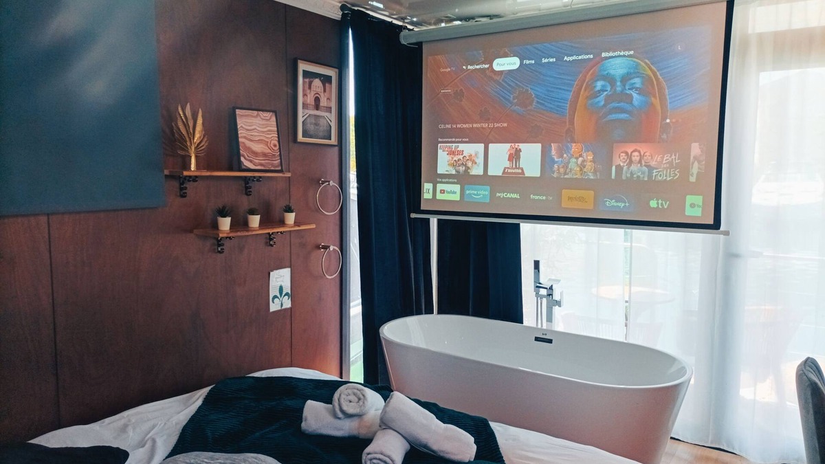 Frejus Plage Boat Rental | Suite "Mille et Une Nuits" sur l'eau avec Jacuzzi (Port Fréjus)