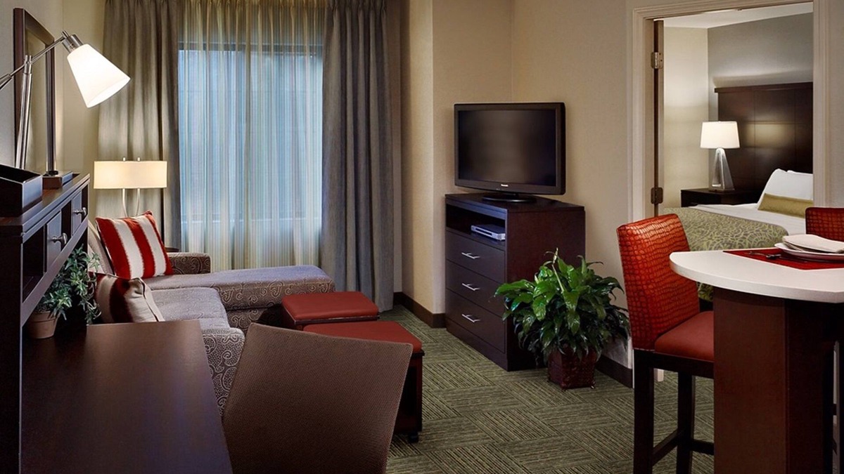Rossford Condo | Suite Near Downtown Toledo | Shared Indoor Pool + Free Breakfast!