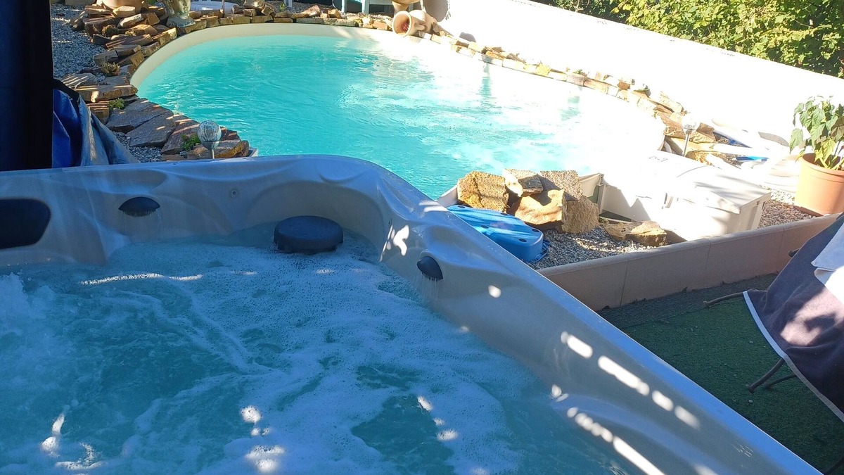 Le Bez Bed & Breakfast | Suite Noelie, son Ecran de Cinema et sa Baignoire d Époque