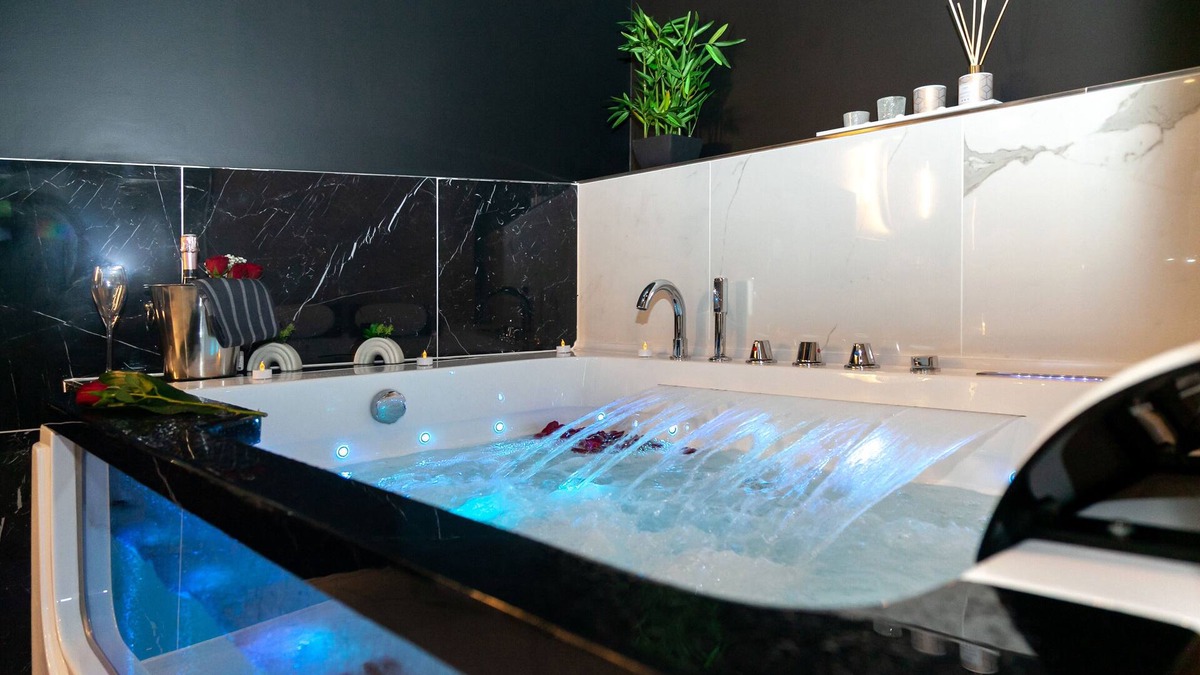 Meaux House | Suite Panthéon Maison de Ville Haut de Gamme Avec Jaccuzi et Sauna