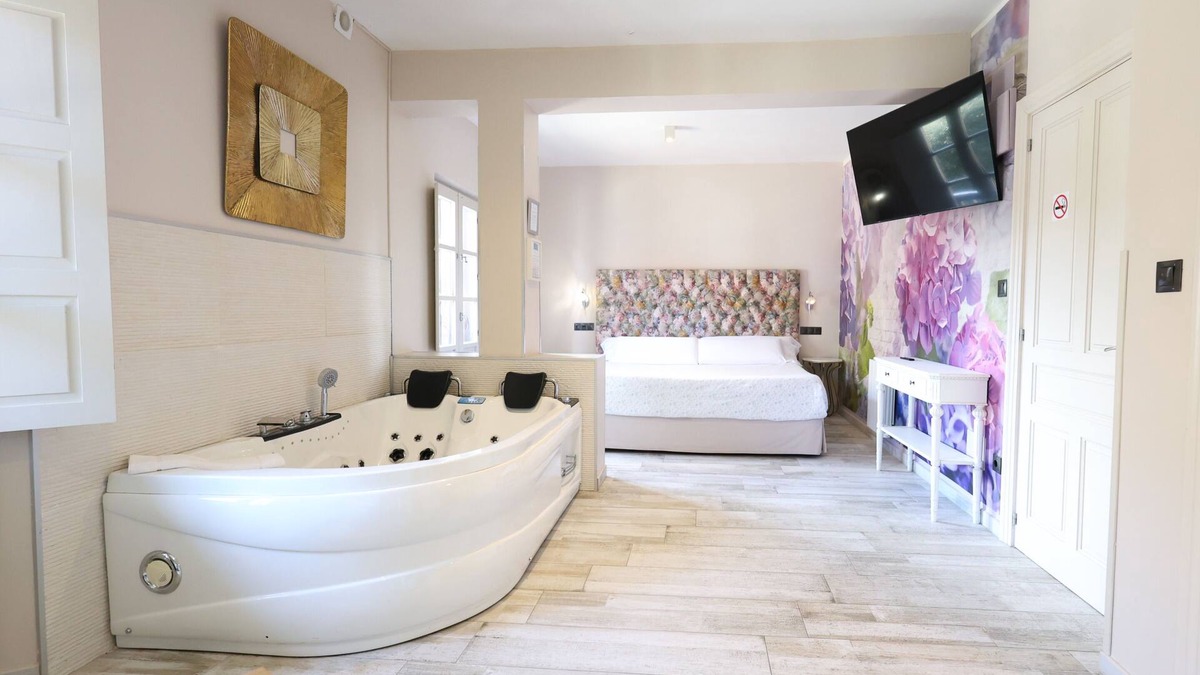 Santillana del Mar Apartment | Suite-Premium-Whirlpool bath-Terraza