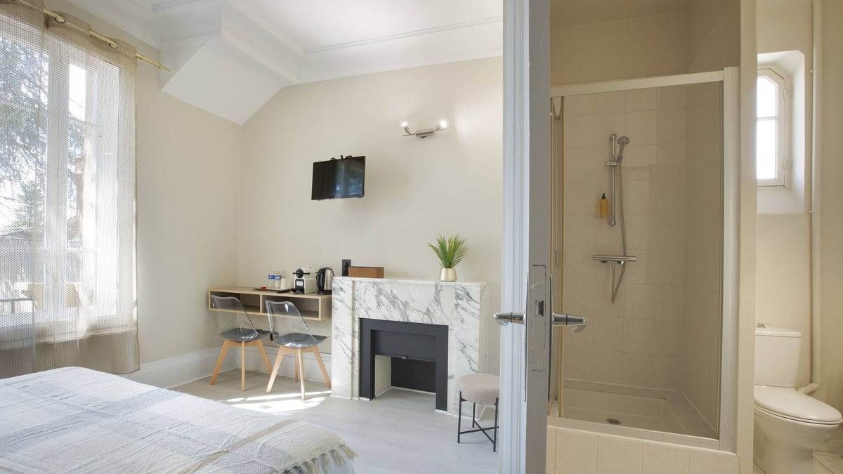 Bron House | Suite-Premium-Ensuite with Shower-Garden view