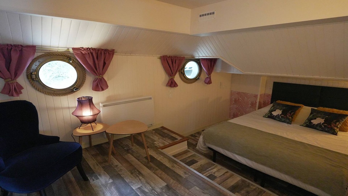 Avignon Boat Rental | Suite-Private Bathroom-River view