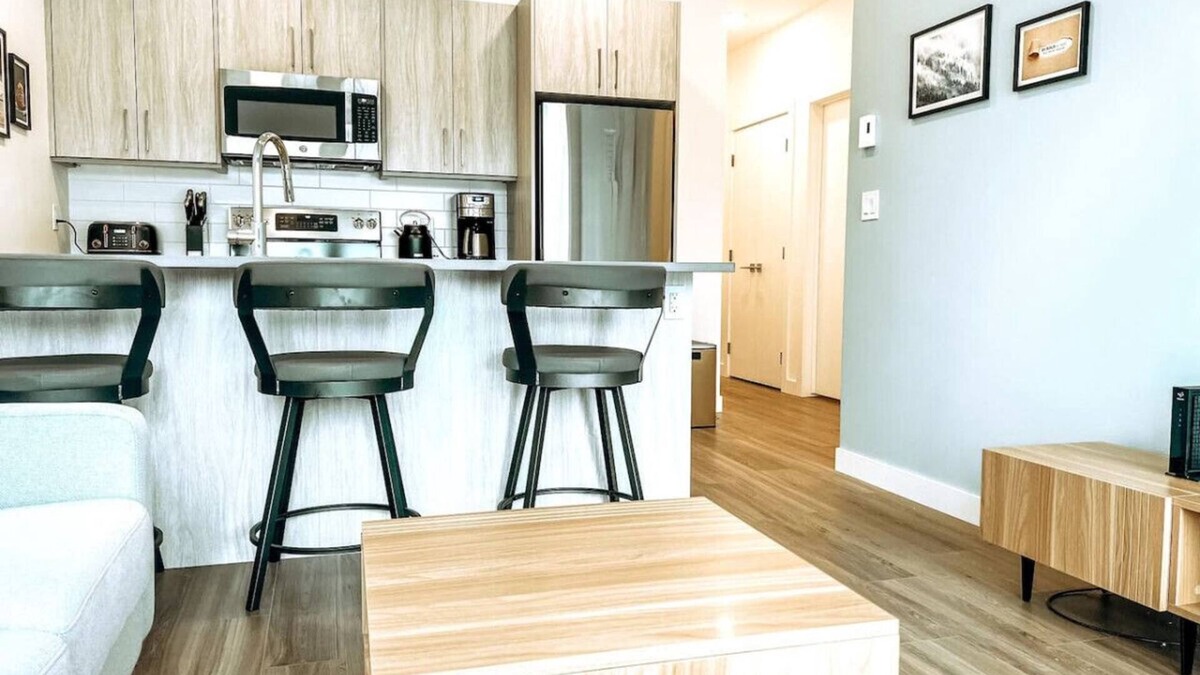 Golden Condo | Suite Retreat - 1 Bed+Den Condo